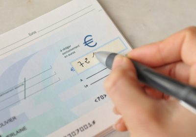 Fraude à l’encaissement de chèque : l’arnaque « à la mule bancaire » peut faire des dégâts